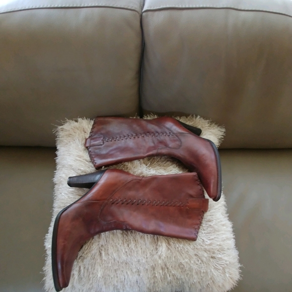 Steve Madden cognac leather cowgirl boots. - Picture 2 of 3